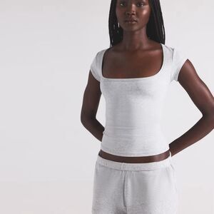 NWT SKIMS COTTON JERSEY SCOOP NECK T-SHIRT - Size L | Light Heather Grey